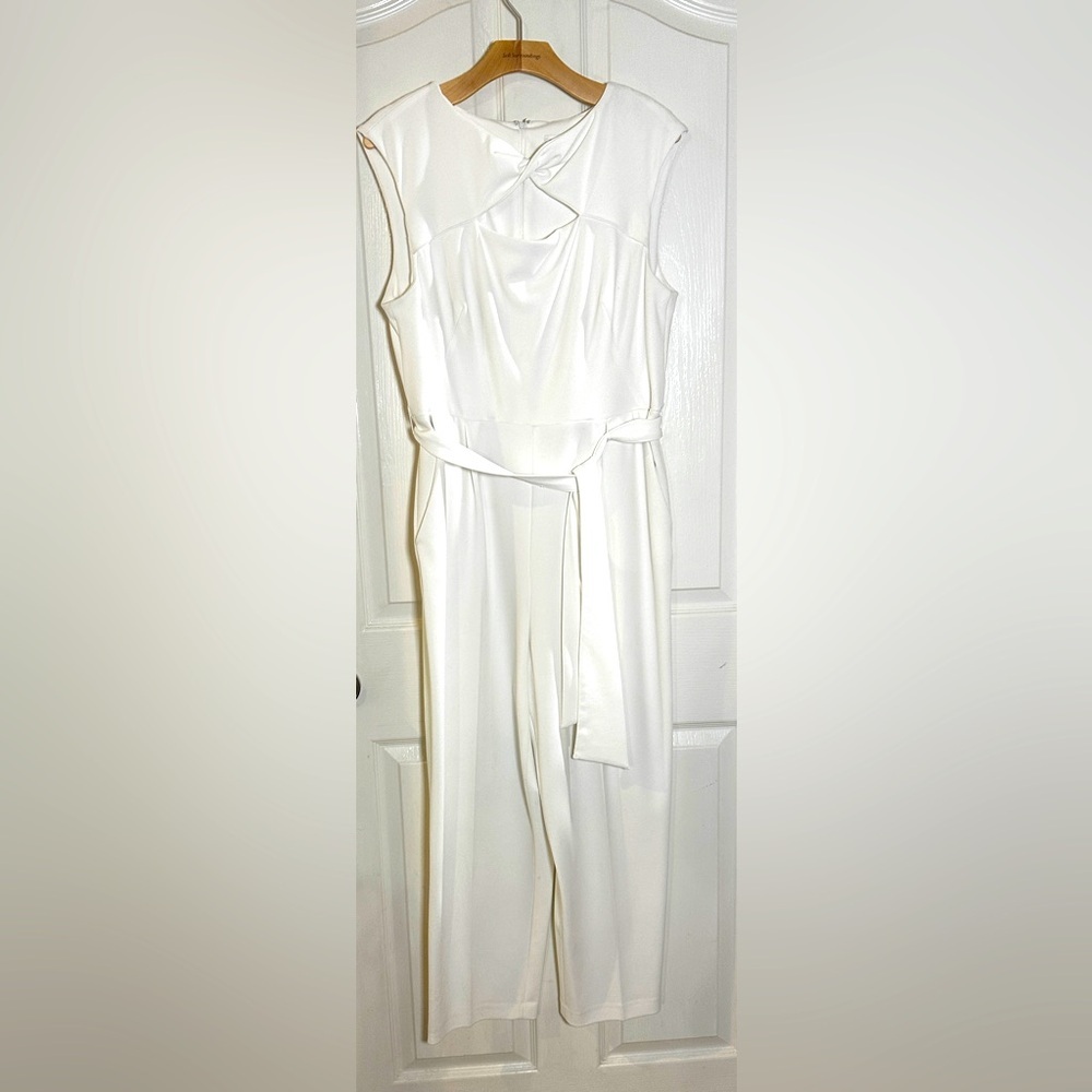 Gently worn Calvin Klein Women’s  Keyhole Jumpsuit Size 14